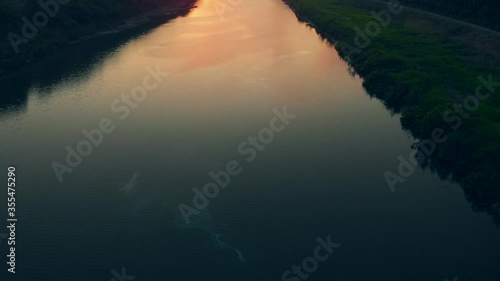 美しい自然が育んだ幻想的な夕焼けを空撮