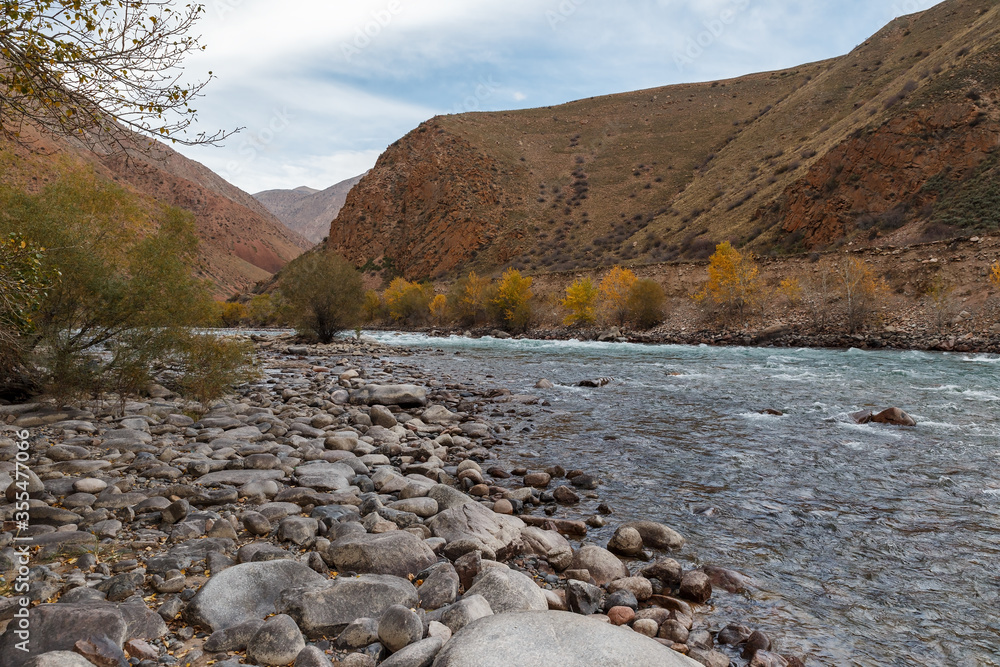 Fototapeta premium The rocky shore of a mountain river. Kokemeren river, mountain river in the Naryn region of Kyrgyzstan.