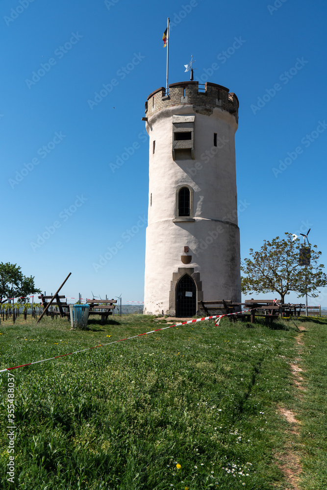 Historischer Wachtturm in den Weinbergen bei Nierstein Historischer Wachtturm in den Weinbergen bei Nierstein