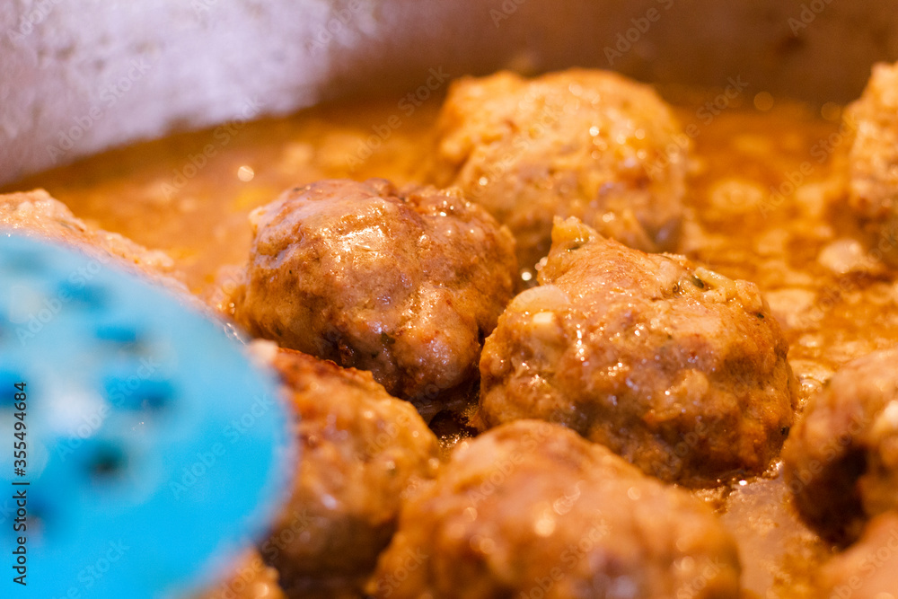 Albóndigas caseras de gran textura y sabor. Las albóndigas son una comida muy popular en occidente y se suele consumir con tomáte y pasta. Albóndigas caseras de gran textura y sabor. Las albóndigas son una comida muy popular en occidente y se suele consumir con tomáte y pasta.