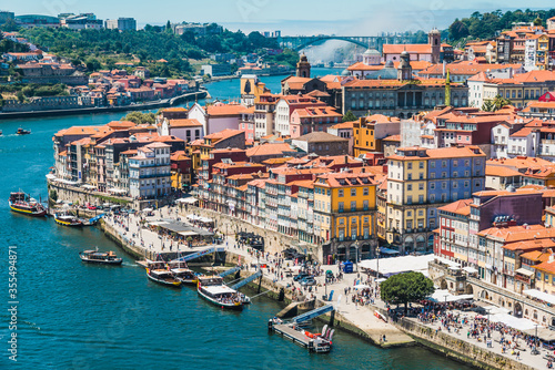 Fototapeta Naklejka Na Ścianę i Meble -  Panoramic view of  Oporto and  the Douro River with typical boats, Portugal.