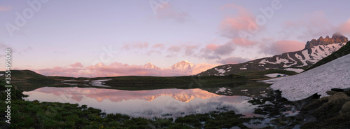 Eiger, Mönch und Jungfrau Speigelung Bergsee