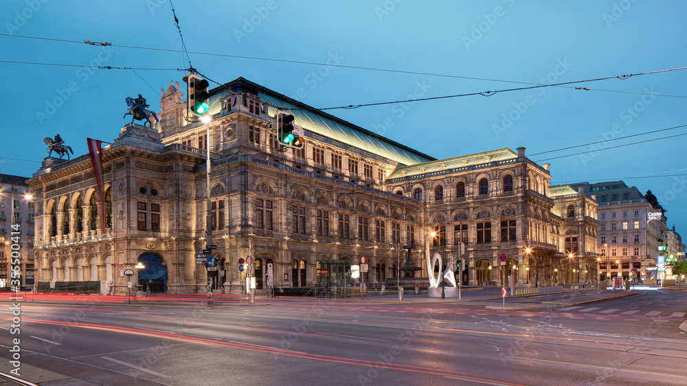 Wiener Staatsoper bei Nacht