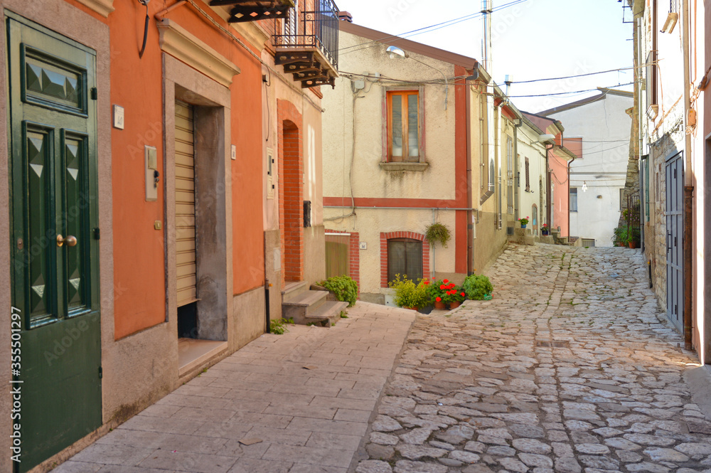 Obraz premium A narrow street between the old houses of San Marco dei Cavoti, a medieval village in the Campania region.