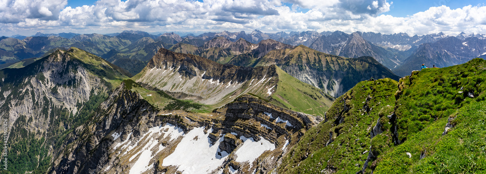 Panoramablick vom Gipfel des Schafreuter Richtung Süden: Karwendel / Österreich: Wanderin bei der Rast