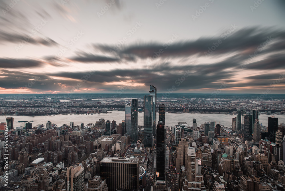 Vista aerea de Nueva York al atardecer desde lo alto de un rascacielos. 