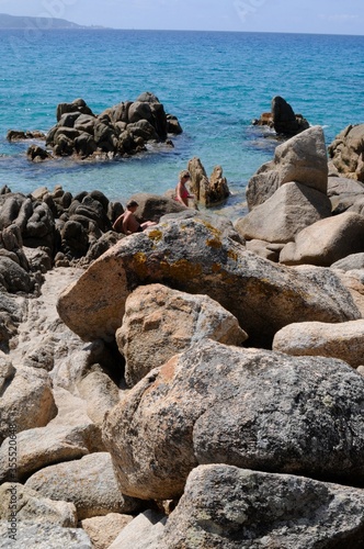 rochers ocres émoussés par le ressac de la mer bleu turquoise et immaculée de la plage de sable clair d'olmetto au sud de la corse