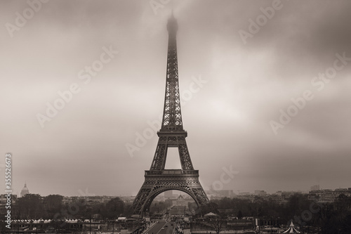 Fototapeta Naklejka Na Ścianę i Meble -  Eiffel tower paris in foggy day, winter, december