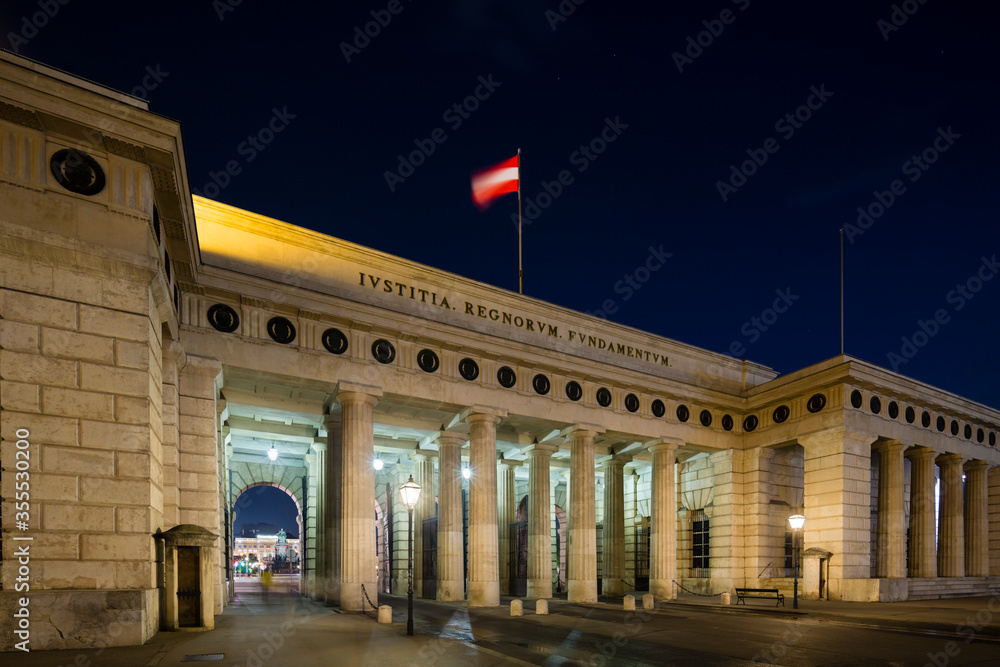 Naklejka premium Outer Castle Gate (Heldentor) In Vienna, Austria at night