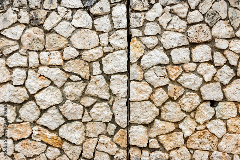 Irregular clear stone wall