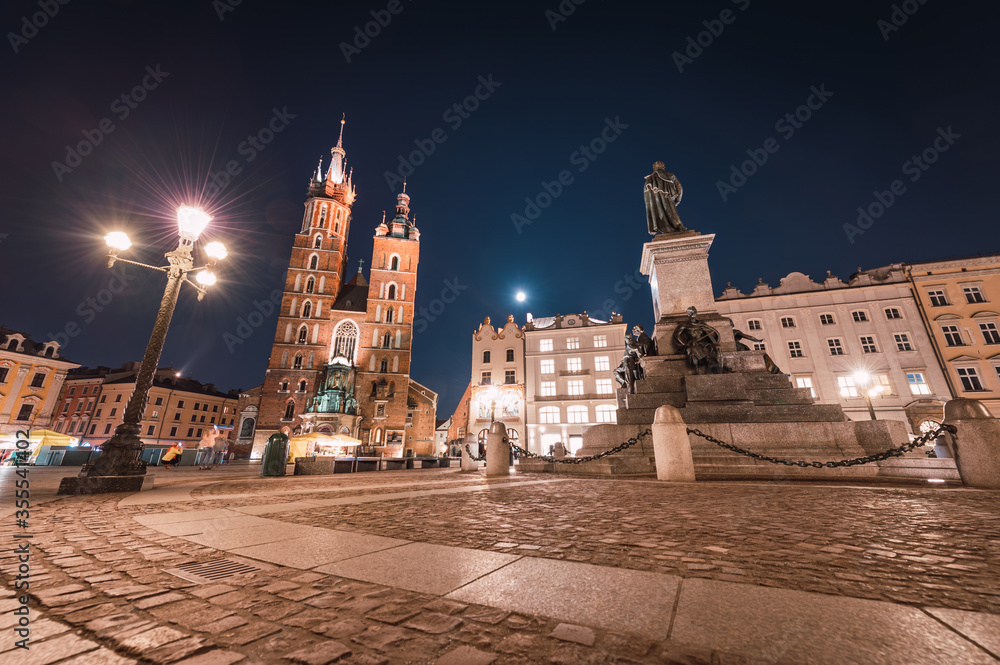 Naklejka premium Krakow Old Town with view of St. Mary's Basilica at night