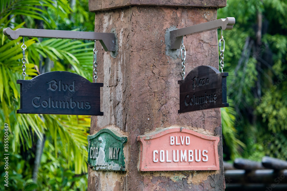 Φωτογραφία street signs in Coral Gables Miami