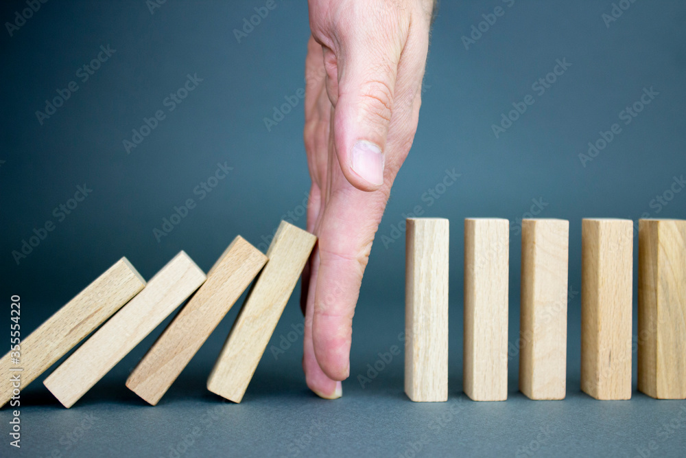 Ταπετσαρία Businessman hand stopped wood blocks