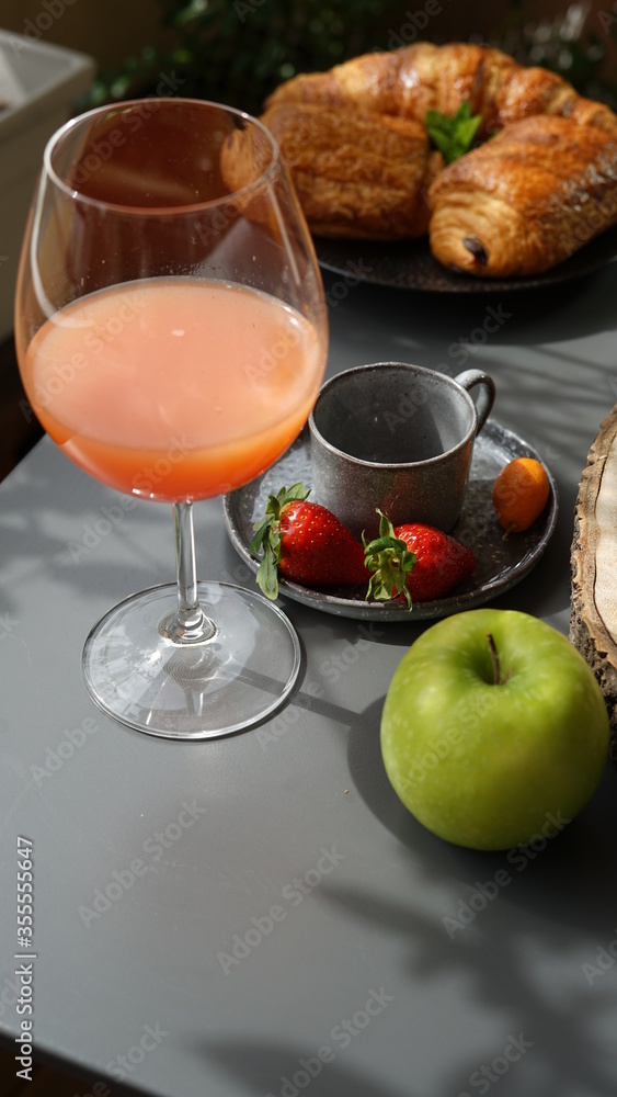 Fototapeta premium petit dejeuner, jus, pomme vert, fraises, café, tasse de café, breakfast, juice, green apple, srawberries, coffee, cup of coffee, morning, food
