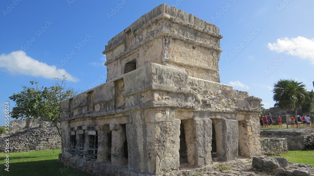 templo del dios descendiente  en tulum mexico