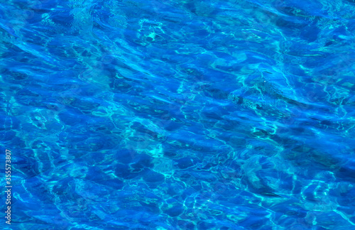 Agua con diferentes tonos de azul . Ideal para utilizar como imagen de fondo 