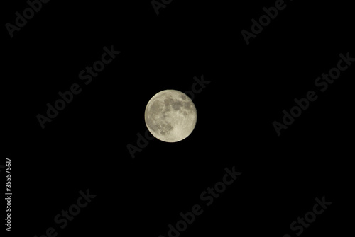 Luna llena en cielo despejado