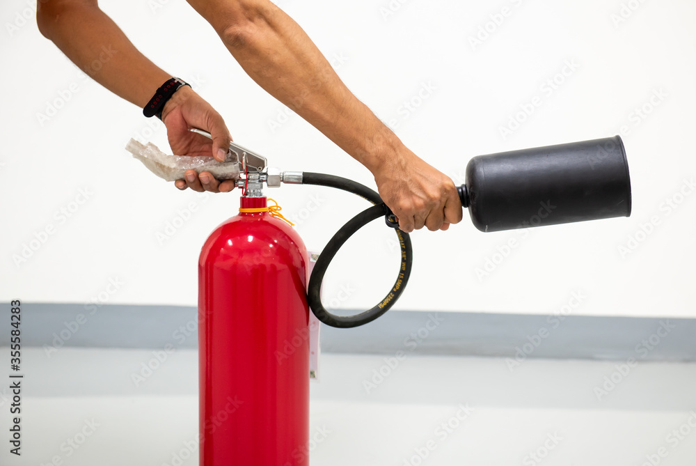 Naklejka premium Firefighters are demonstrating the use of fire extinguishers.