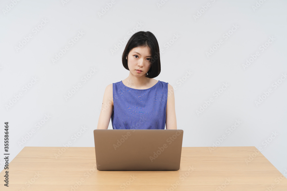 パソコンを使う女性