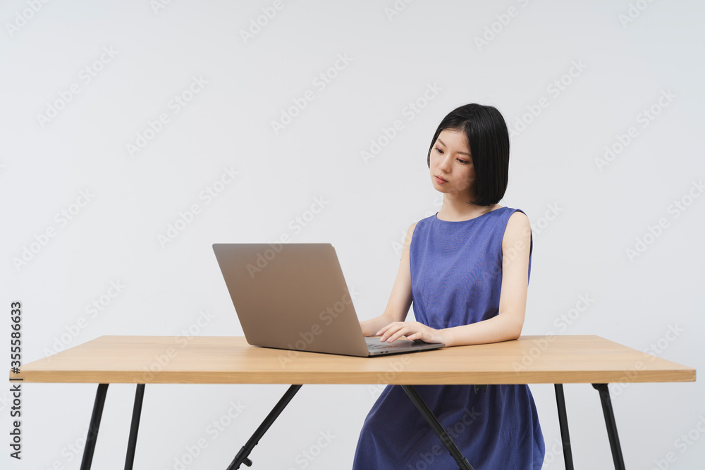 パソコンを使う女性