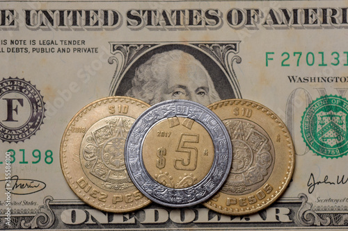 Cuadro en lienzo peso contra dolar