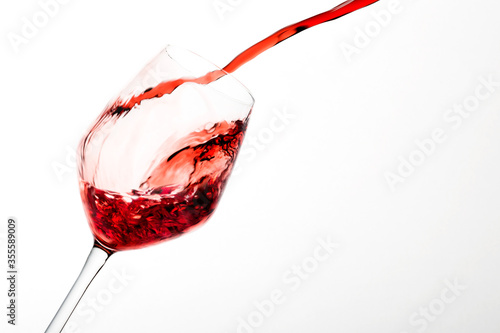 Vino rosso che viene versato nel bicchiere photo