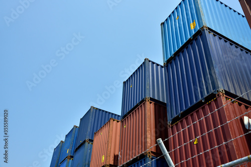Foto Stacked cargo at maritime transport terminal: shipping industry