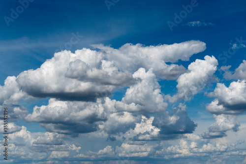 Clouds that form quickly before it rains
