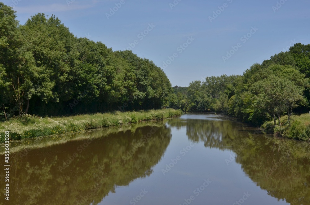 Fototapeta premium Canal de Nantes à Brest, Redon, Bretagne, west of France