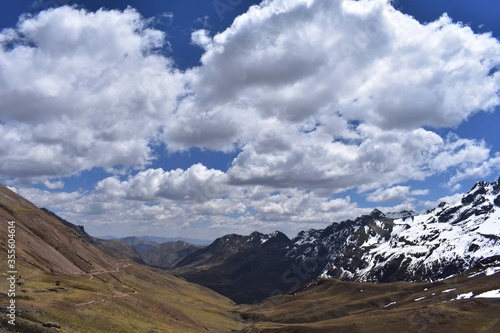 paisaje camino a la montaña de Vinicunca