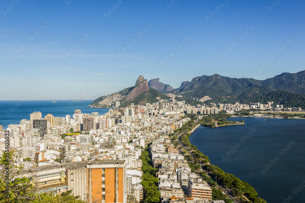 Obraz premium ipanema neighborhood seen from the top of cantagalo hill.