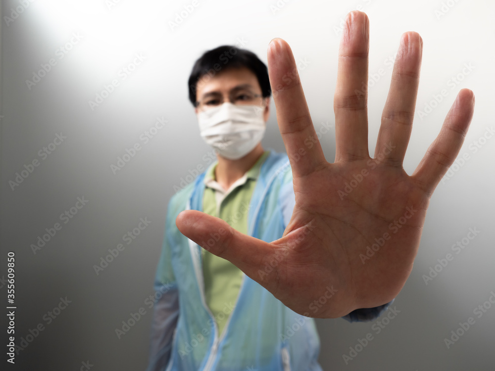 Naklejka premium Asian man wearing white face mask to prevent Coronavirus