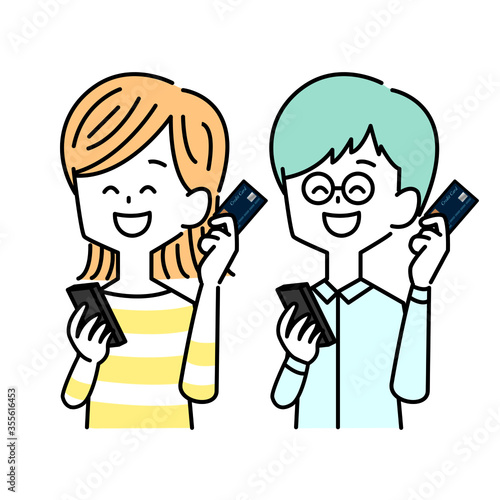 笑顔でスマホとキャッシュカードをもつ男女
