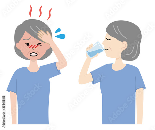 水分補給をする高齢女性　熱中症