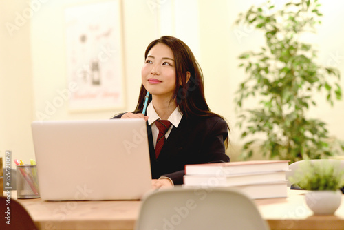 パソコンを操作する女子学生