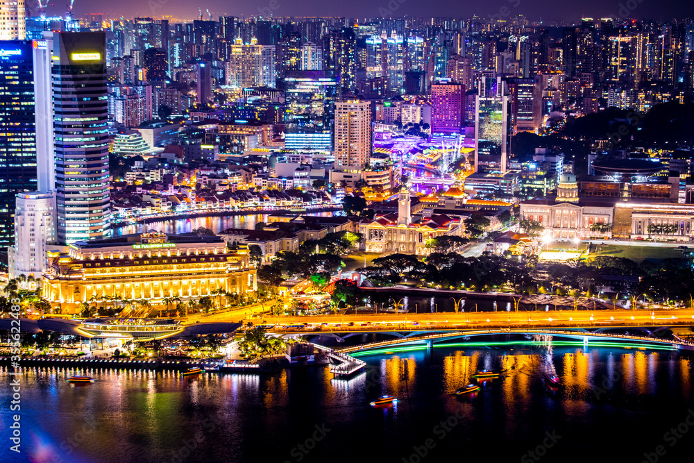 Obraz premium The Singapore skyline is a fascinating mix of old and new, blending colonial buildings and Chinese shophouses with cutting-edge skyscrapers