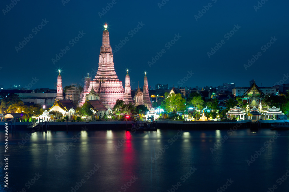 Obraz premium Arun Pagoda on the Chao Phraya Riverside, Landmark of Bangkok