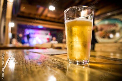 bicchiere di birra alla spina sul tavolo di un bar americano, usa, South Dakota