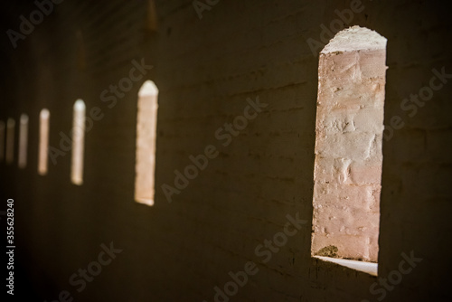 finestre in linea diagonale di un corridoio delle prigioni photo