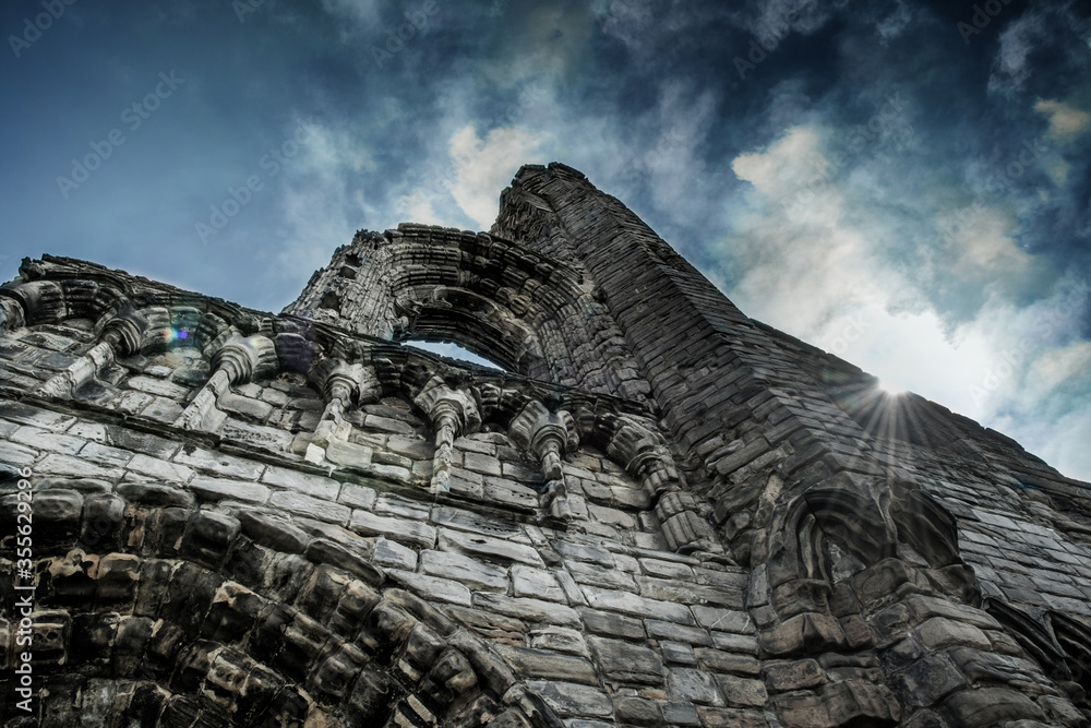 vista dal basso della vecchia cattedrale gotica di St. Andrews in Scozia