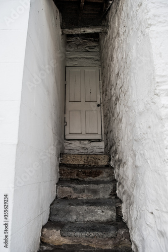 una porta bianca e una stretta entrata della casa