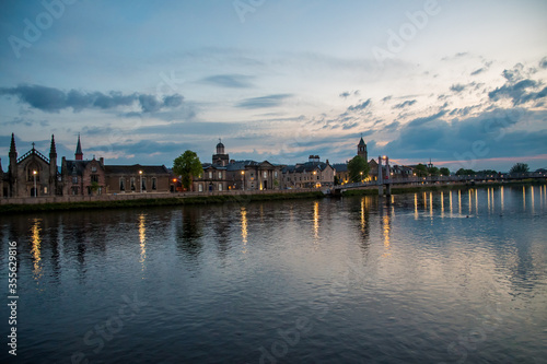 skyline della città di Inverness al tramonto