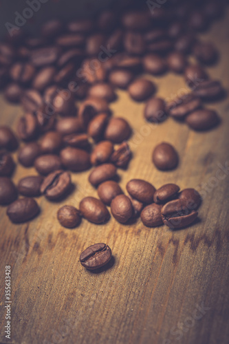 Obraz na płótnie Coffee beans on wooden table w salonie