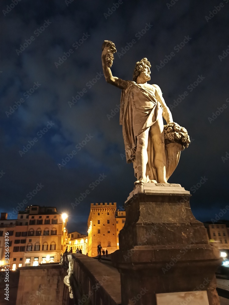 Italia, Toscana, Firenze, Ponte Santa Trinita e statua. Italia, Toscana, Firenze, Ponte Santa Trinita e statua.