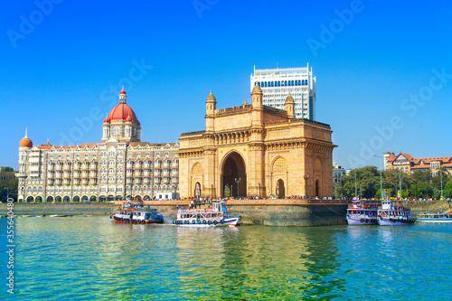 Photographie The Gateway of India and boats as seen from the Mumbai Harbour in Mumbai, India