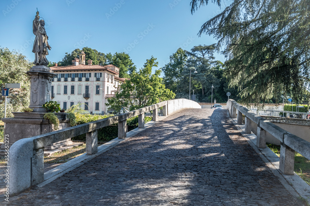 The little town of Cassinetta di Lugagnano