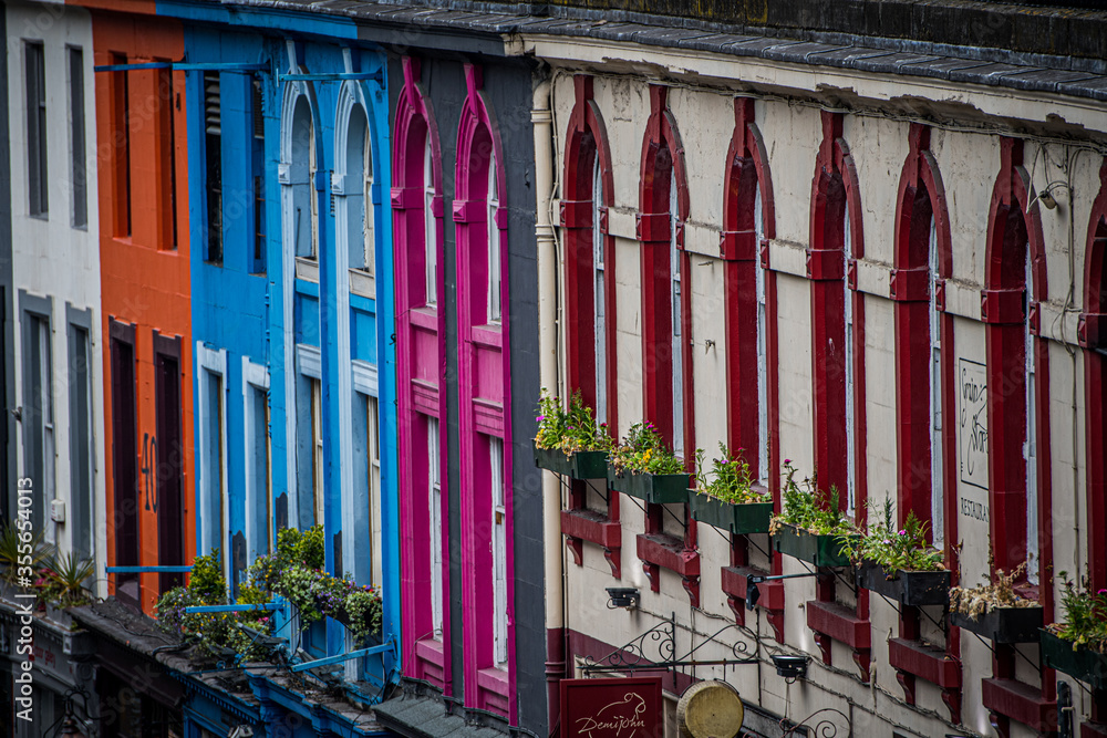 Obraz premium case colorate nella città vecchia di Edimburgo