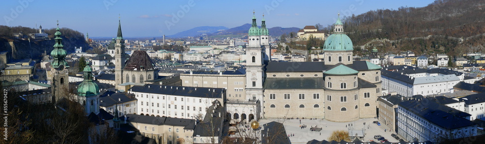 Panoramafoto über Salzburg mit Dom, Stift St. Peter und Franziskanerkirche bei strahlendem Wetter im Frühjahr