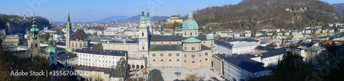 Panoramafoto über Salzburg mit Dom, Stift St. Peter und Franziskanerkirche bei strahlendem Wetter im Frühjahr © turtles2