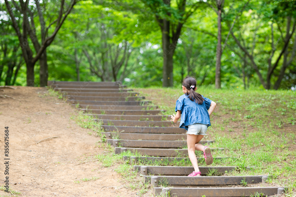 公園の階段を上る女の子